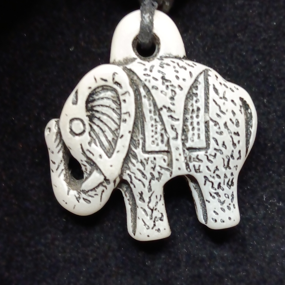 🆕️ARTISAN CARVED RESIN HIGHLY DETAILED ELEPHANT NECKLACE(EL3) - Picture 13 of 15